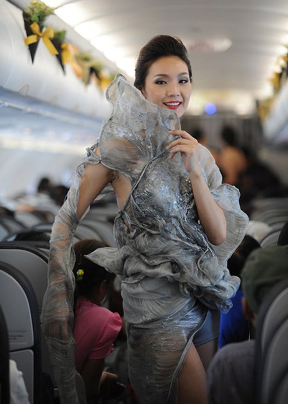 Jennifer Pham di catwalk tren may bay trinh dien thoi trang doc-Hinh-6